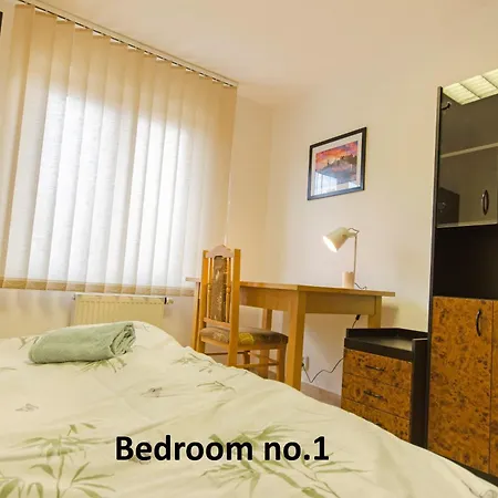 Anika S Veľkým Parkovaním Apartamento Nitra