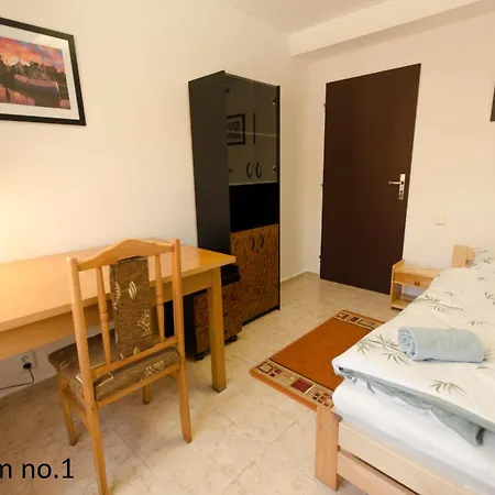 Anika S Veľkým Parkovaním Apartamento